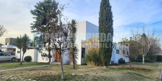 ARRIENDA CASA Estilo mediterráneo 2 pisos